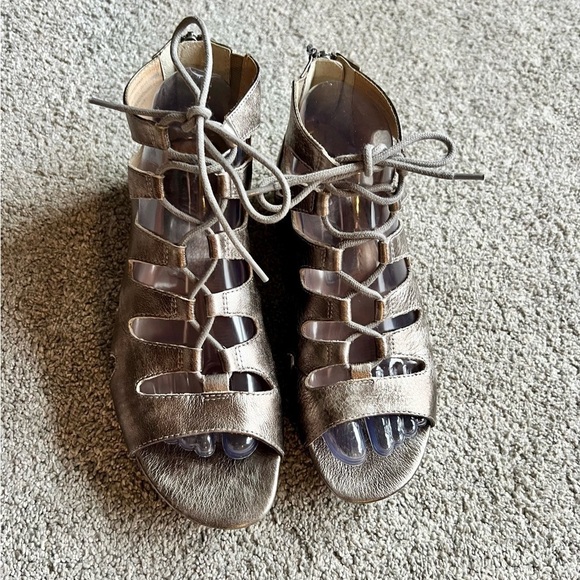 Earthies Kacy Women's Size 6 Metallic Leather Caged Gladiator Sandals Flats - Picture 2 of 5